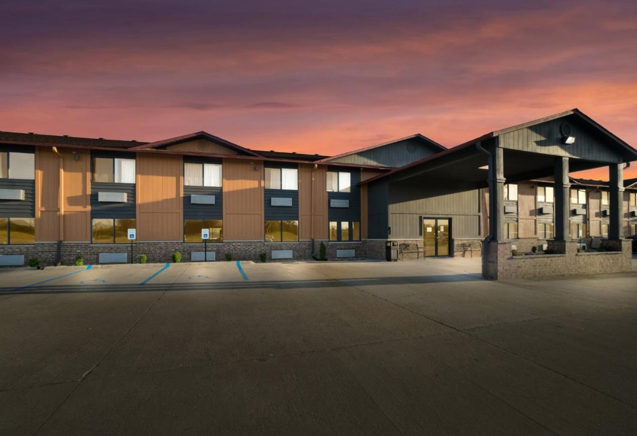 Super 8 By Wyndham Marston Motel Exterior photo