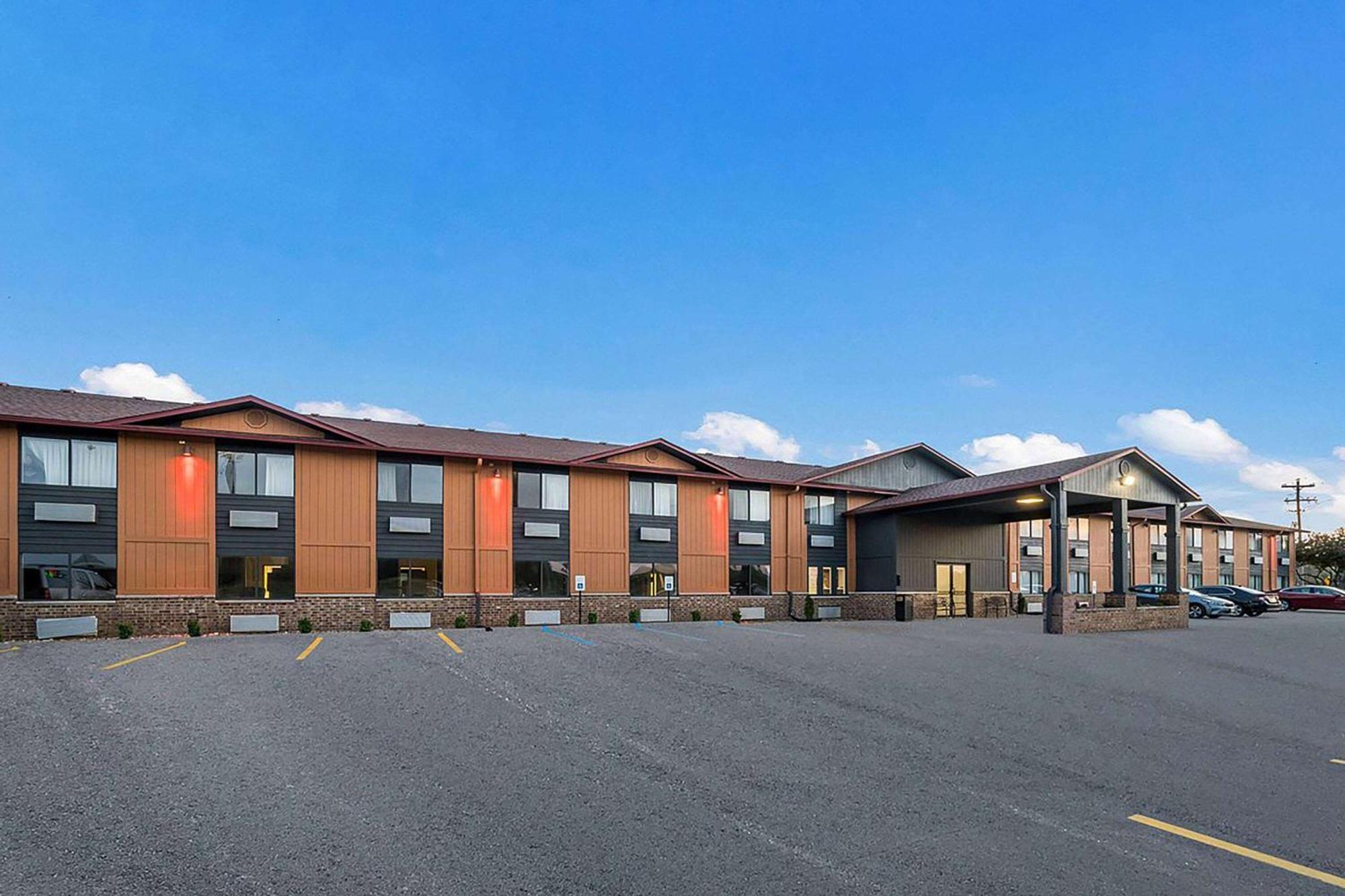 Super 8 By Wyndham Marston Motel Exterior photo