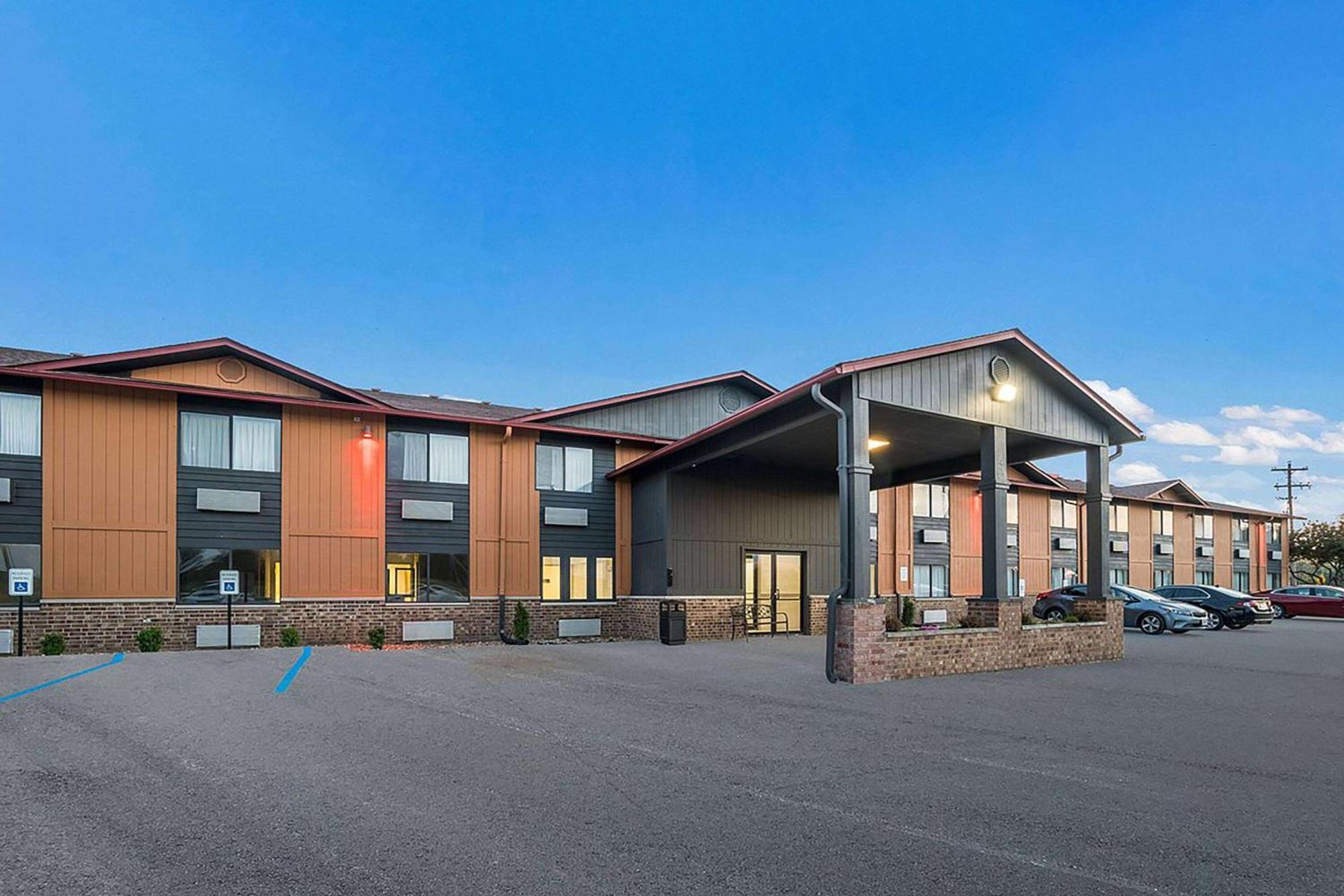 Super 8 By Wyndham Marston Motel Exterior photo